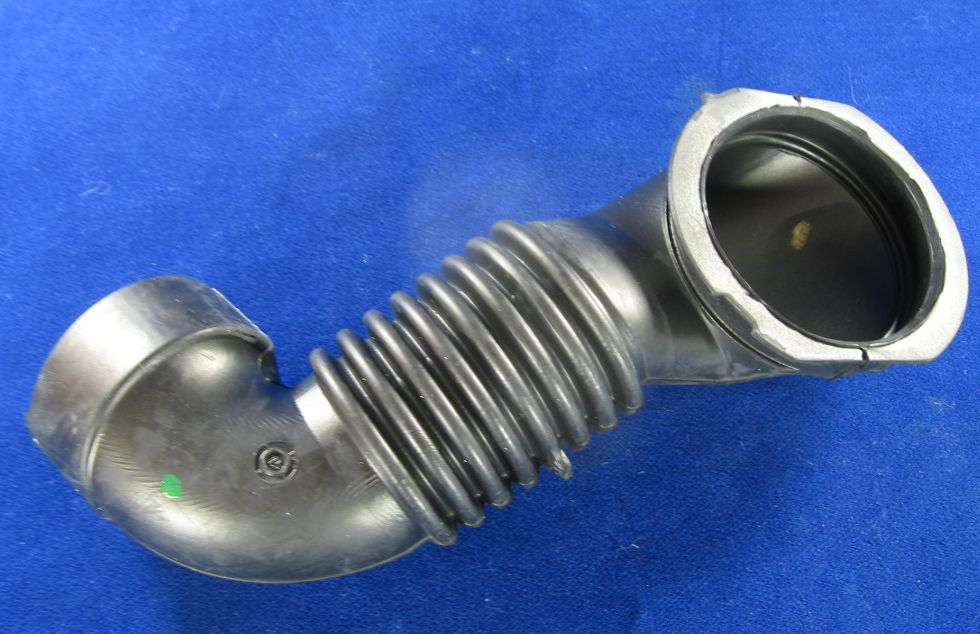 Патрубок от дозатора к баку СМА BOSCH 265958 (оригинал) (1)
